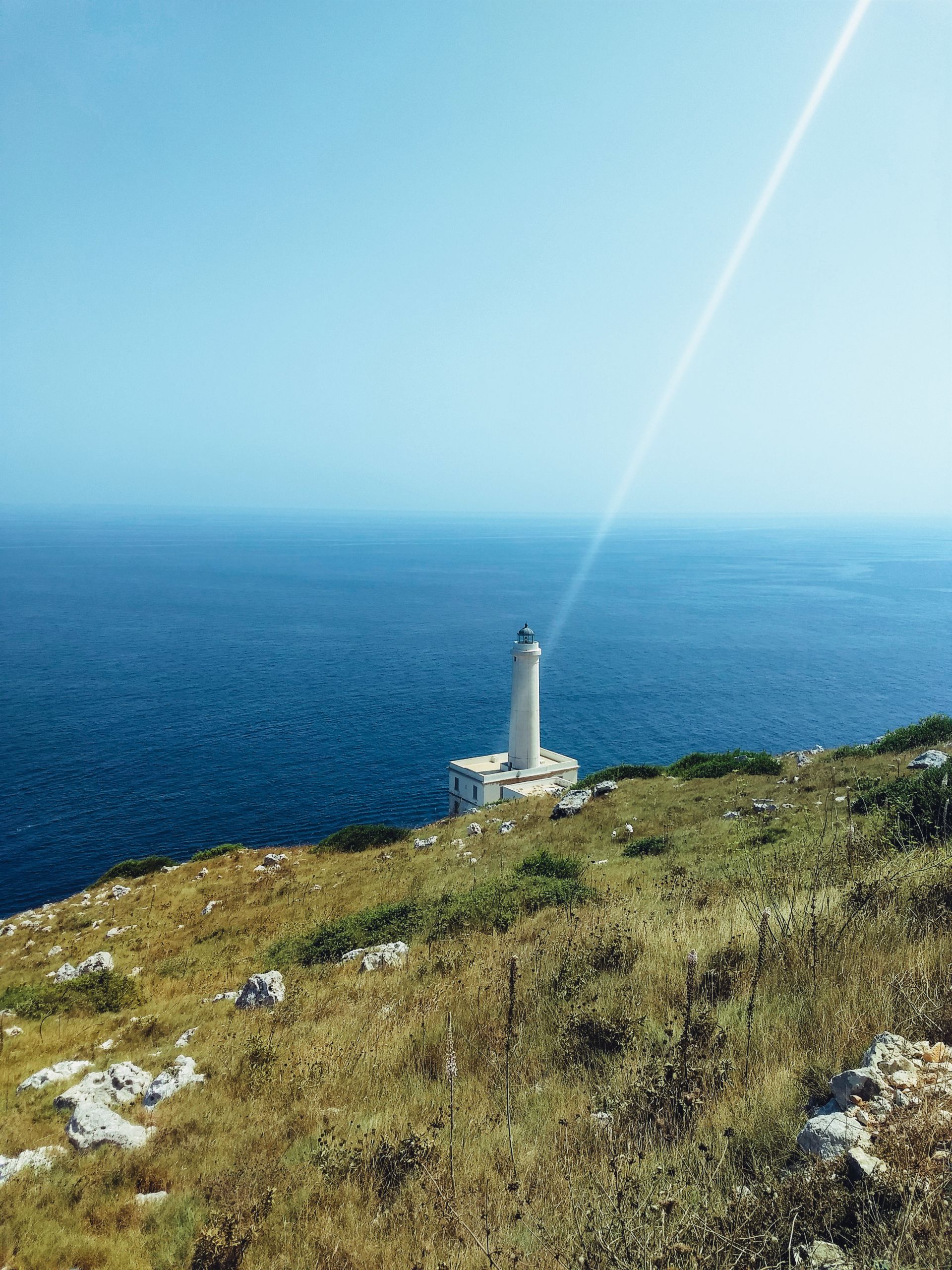 Faro su una scogliera con vista mare, Salento.